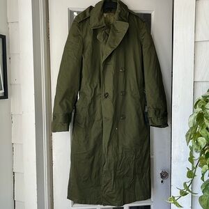 Authentic vintage army green trench coat w/removable wool lining. Sz Med long